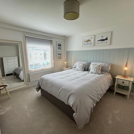 Marina Sea View Apt - Second Floor With Lift, Modern Холихед Экстерьер фото