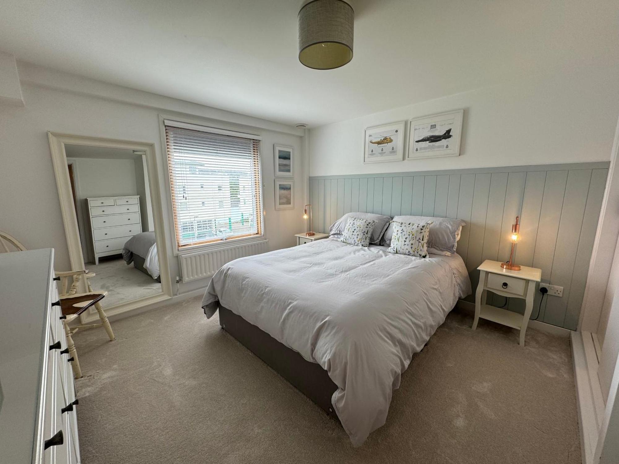 Marina Sea View Apt - Second Floor With Lift, Modern Холихед Экстерьер фото