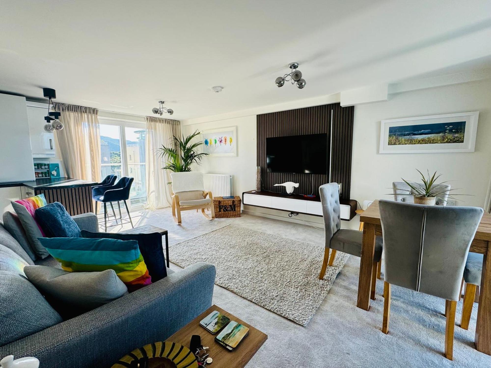 Marina Sea View Apt - Second Floor With Lift, Modern Холихед Экстерьер фото