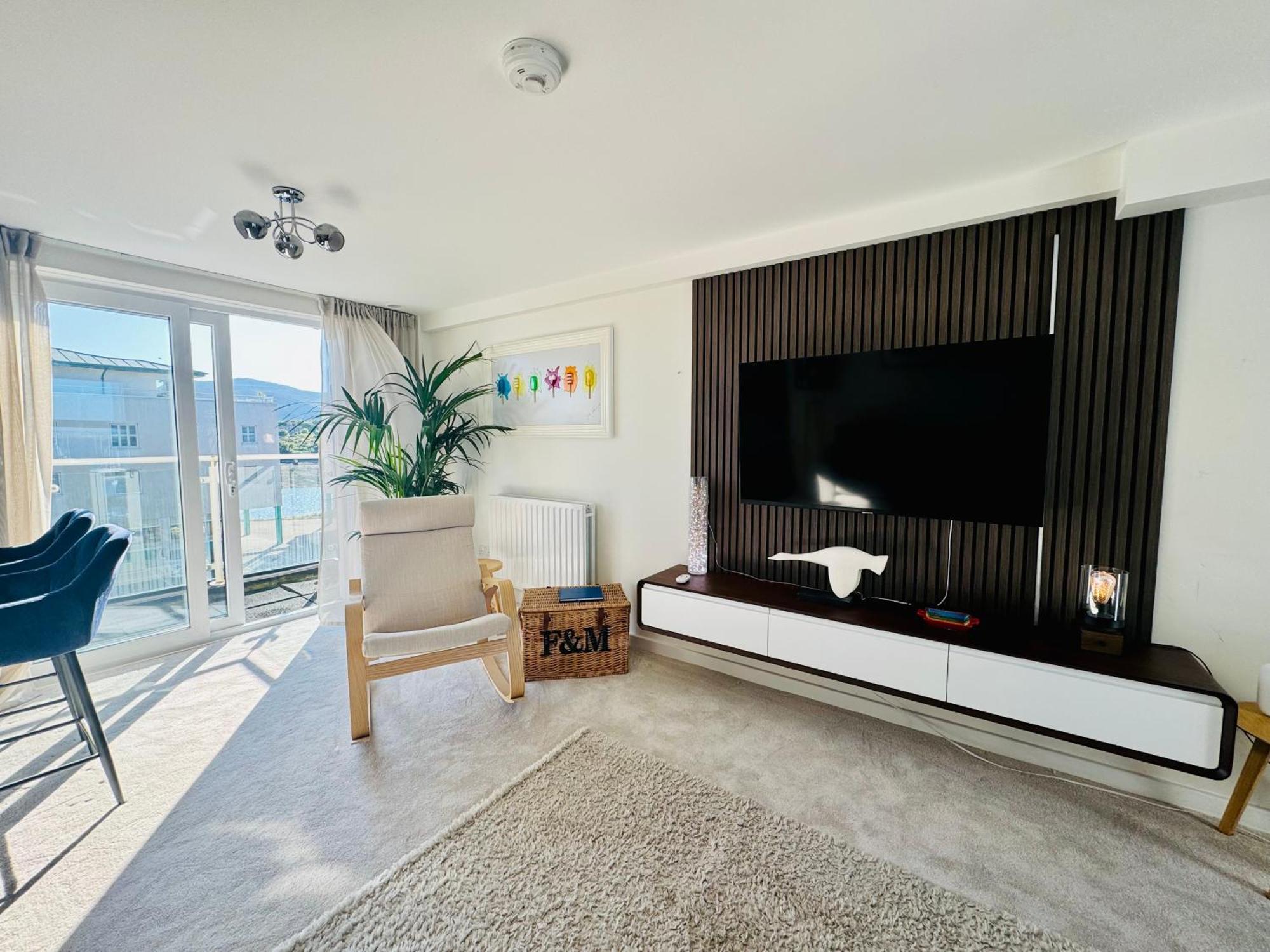 Marina Sea View Apt - Second Floor With Lift, Modern Холихед Экстерьер фото