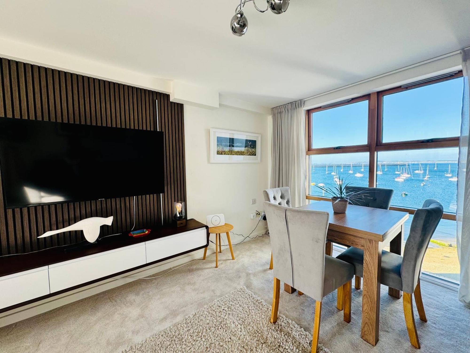 Marina Sea View Apt - Second Floor With Lift, Modern Холихед Экстерьер фото