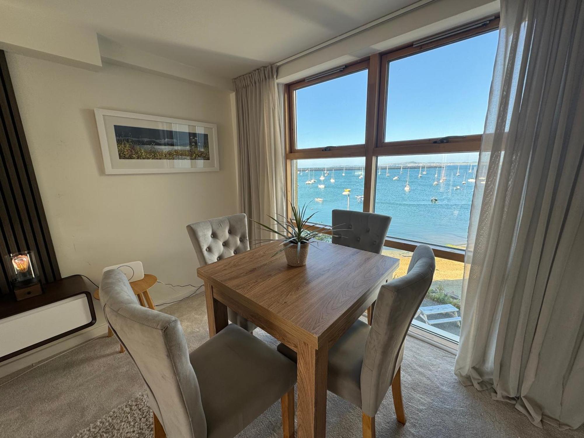 Marina Sea View Apt - Second Floor With Lift, Modern Холихед Экстерьер фото