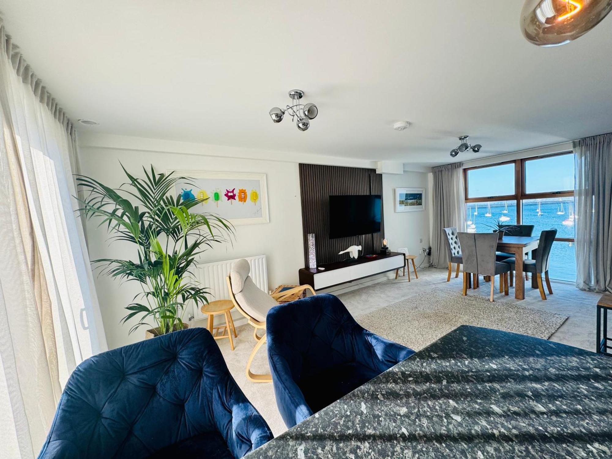 Marina Sea View Apt - Second Floor With Lift, Modern Холихед Экстерьер фото